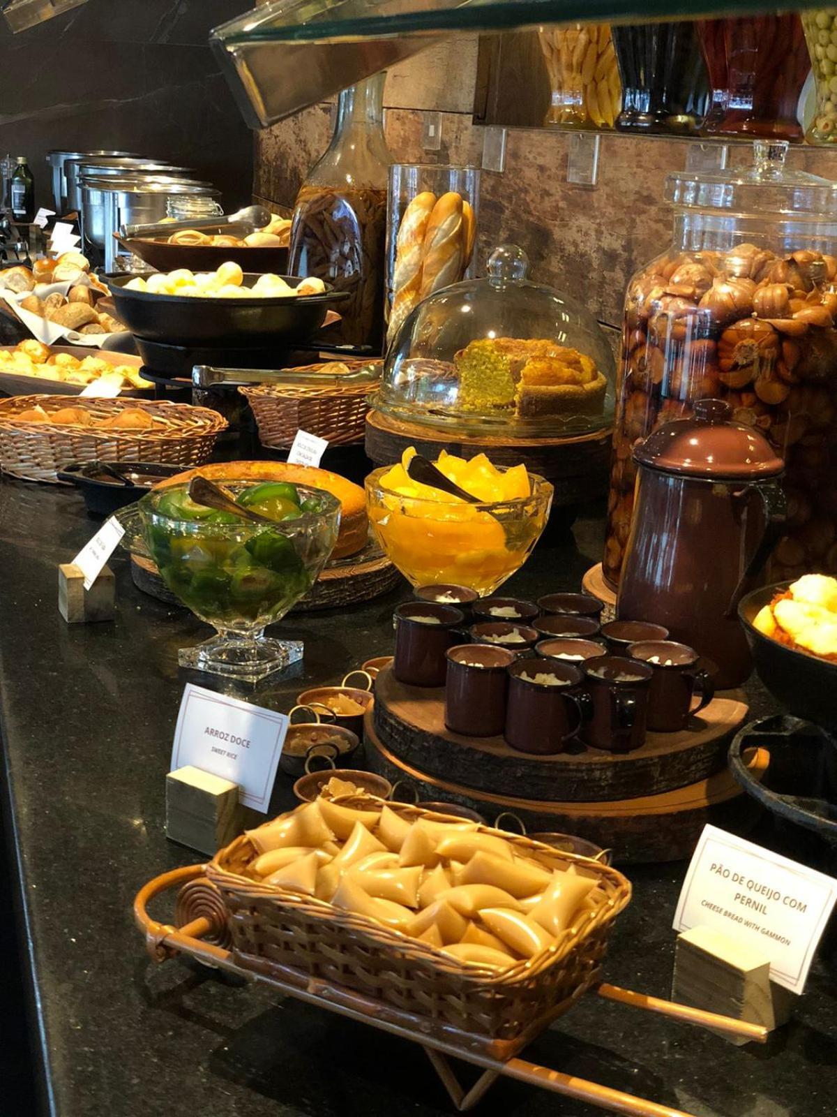 Royal Boutique Savassi Hotel Belo Horizonte Eksteriør billede A selection of desserts at a buffet