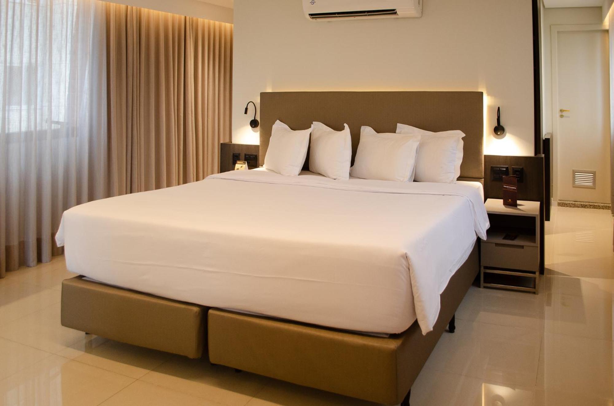 Royal Boutique Savassi Hotel Belo Horizonte Eksteriør billede A king bed