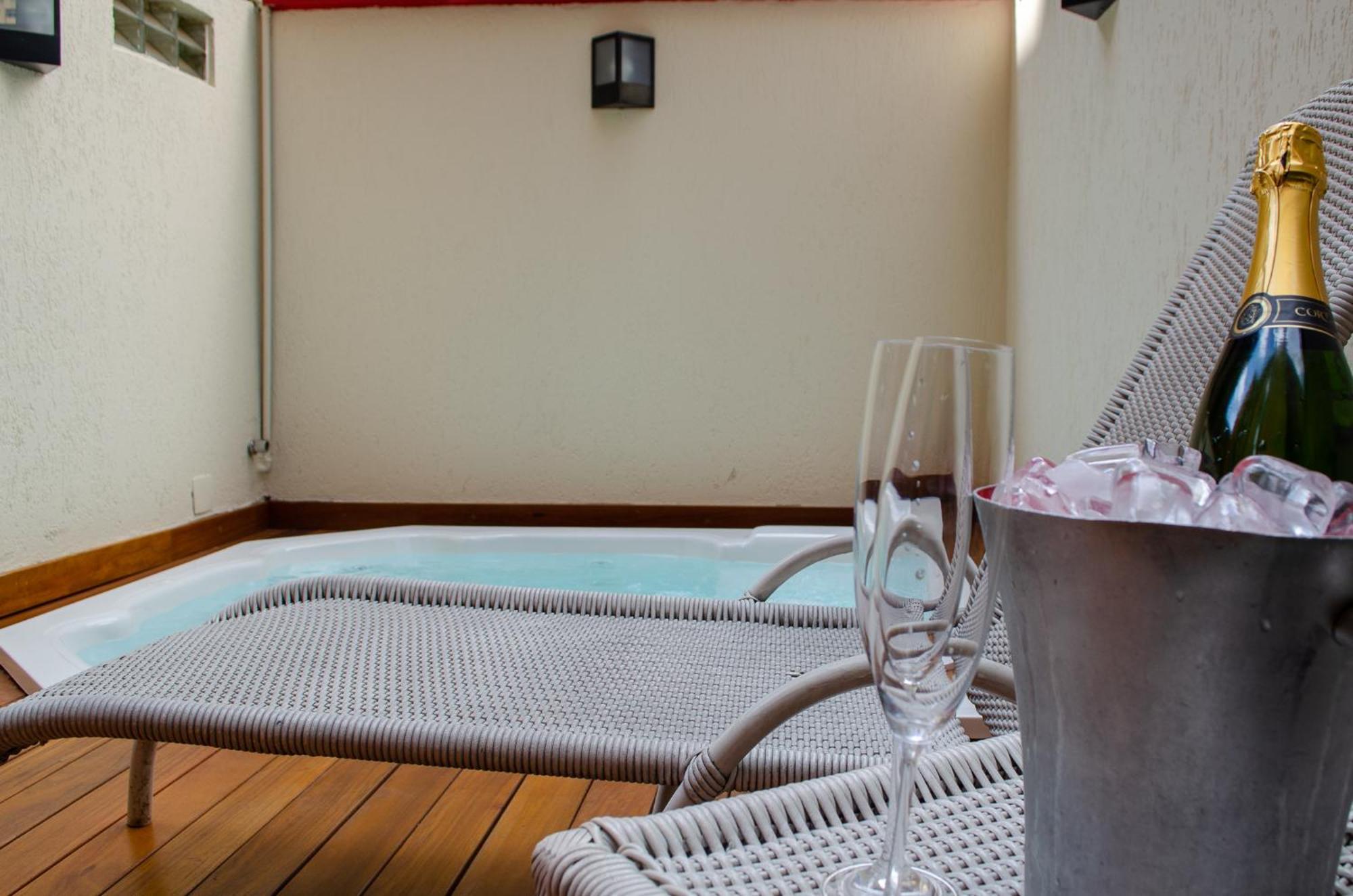 Royal Boutique Savassi Hotel Belo Horizonte Eksteriør billede A private hot tub at a hotel
