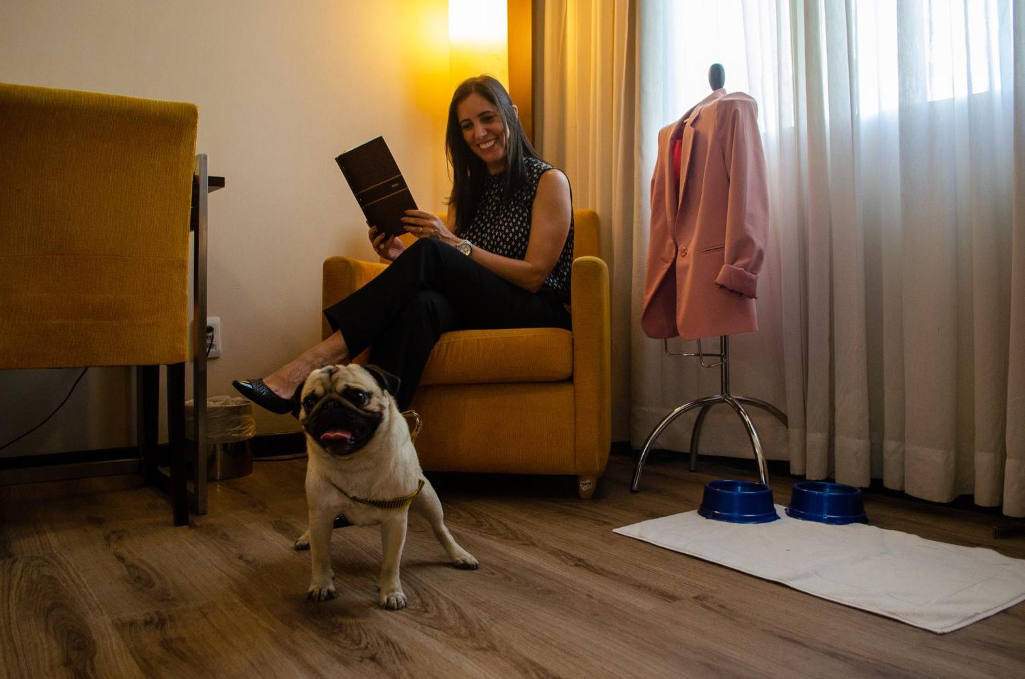 Royal Boutique Savassi Hotel Belo Horizonte Eksteriør billede A woman with her dog