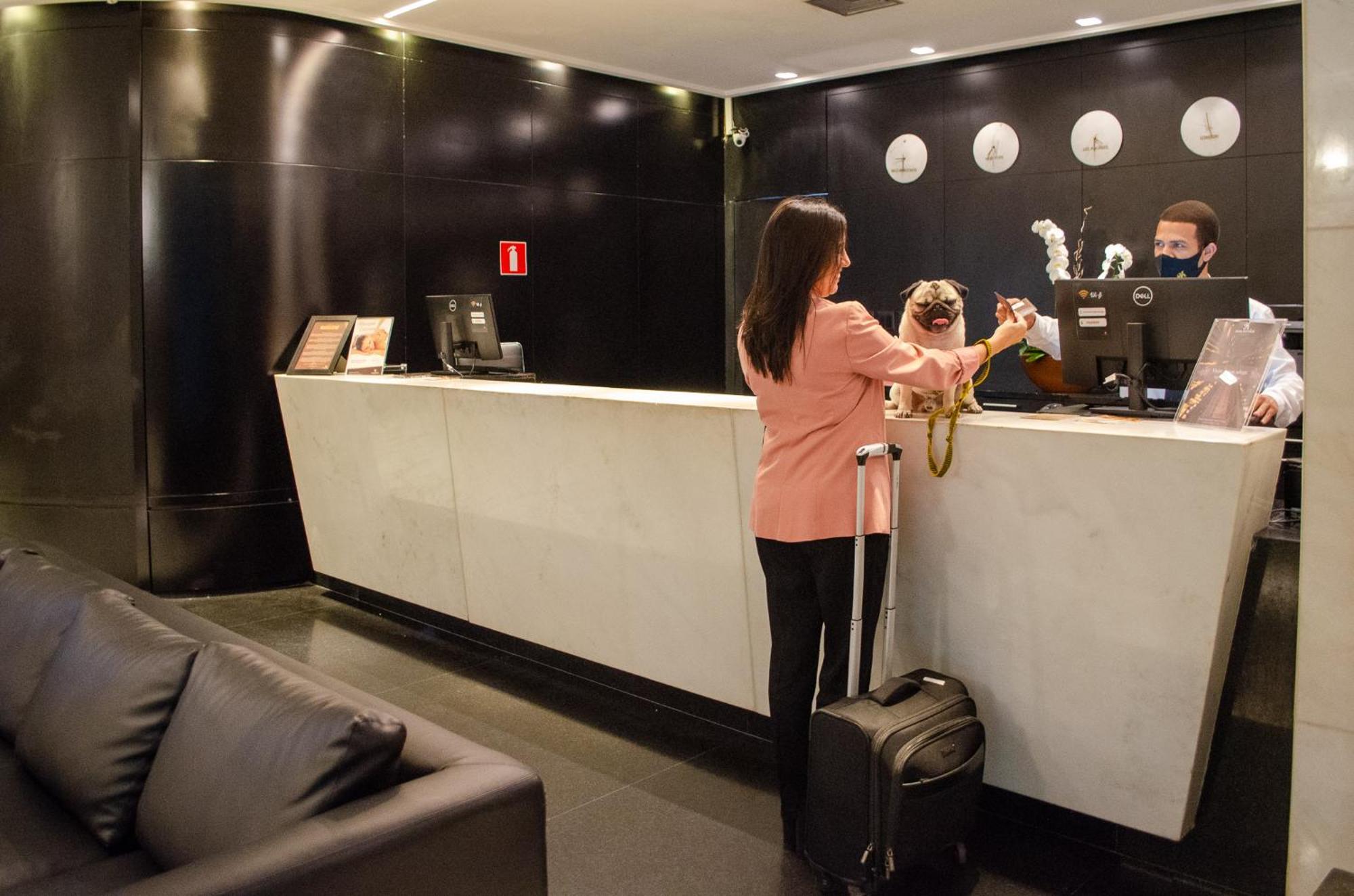 Royal Boutique Savassi Hotel Belo Horizonte Eksteriør billede A hotel receptionist at work